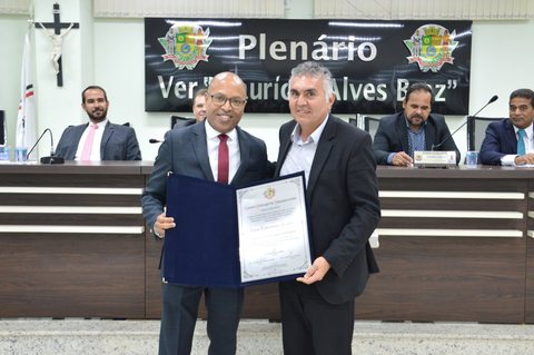 Doutor Jairo Saturnino recebeu o Título de Cidadão Itaquaquecetubense em 2022. A homenagem foi uma iniciativa do vereador Edson Moura.