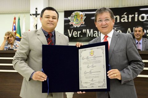 Empresário Carlos Lapique recebe o Título de Cidadão Itaquaquecetubense em 2015. A homenagem foi uma iniciativa do vereador Rolgaciano Fernandes.