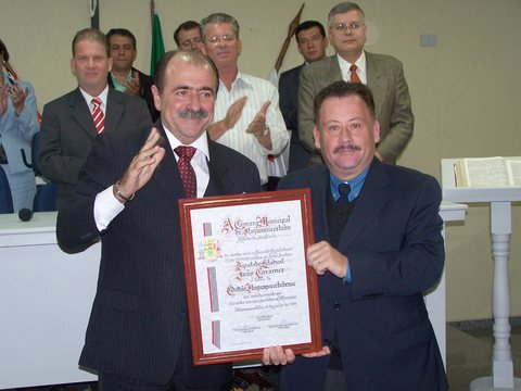 Deputado João Caramez recebeu o Título de Cidadão Itaquaquecetubense em 2006. A homenagem foi uma iniciativa do vereador Celso Reis.