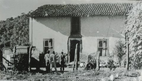 Casa de taipa centenária na Estrada do Mandi