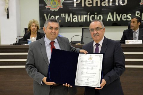 Empresário Moacyr Domingues recebeu o Título de Cidadão Itaquaquecetubense em 2015. A homenagem foi uma iniciativa do vereador Edson Moura.