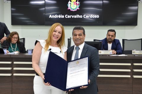 Dentista Andréia Carvalho Cardoso recebeu o Título de Cidadã Itaquaquecetubense em 2024. A homenagem foi uma iniciativa do vereador Luiz Coutinho.