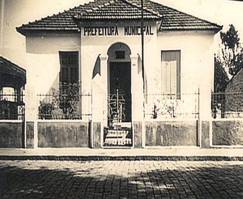 Primeiro prédio onde funcionou a Câmara e Prefeitura, na década de 1950, localizado na Praça Padre João Álvares, nº 378, no Centro