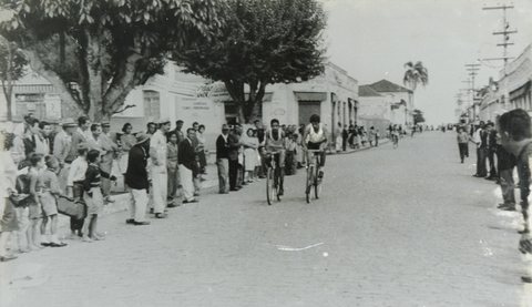 Praça Padre João Álvares com Rua Capitão José Leite (década de 1950)