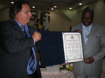 Pastor Gilberto Alves de Paula recebe o Título de Cidadão Itaquaquecetubense em 2012. A homenagem foi uma iniciativa do vereador Elias Rossi.