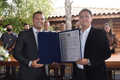 Empresário Fernando Toledo recebeu o Título de Cidadão Itaquaquecetubense em 2021. A homenagem foi uma iniciativa do vereador Cesar Diniz de Souza, o Cesinha da Associação.